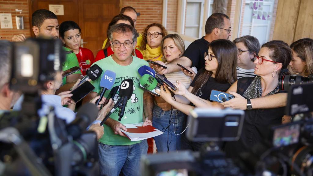 El coordinador de Acción Sindical del STEPV, Marc Candela, a su salida de la reunión entre la Conselleria de Educación y los sindicatos. Efe / Ana Escobar