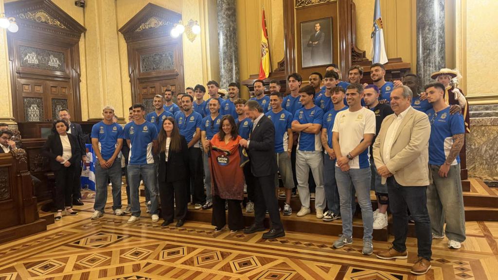 La corporacion municipal de A Coruña con el Depor.