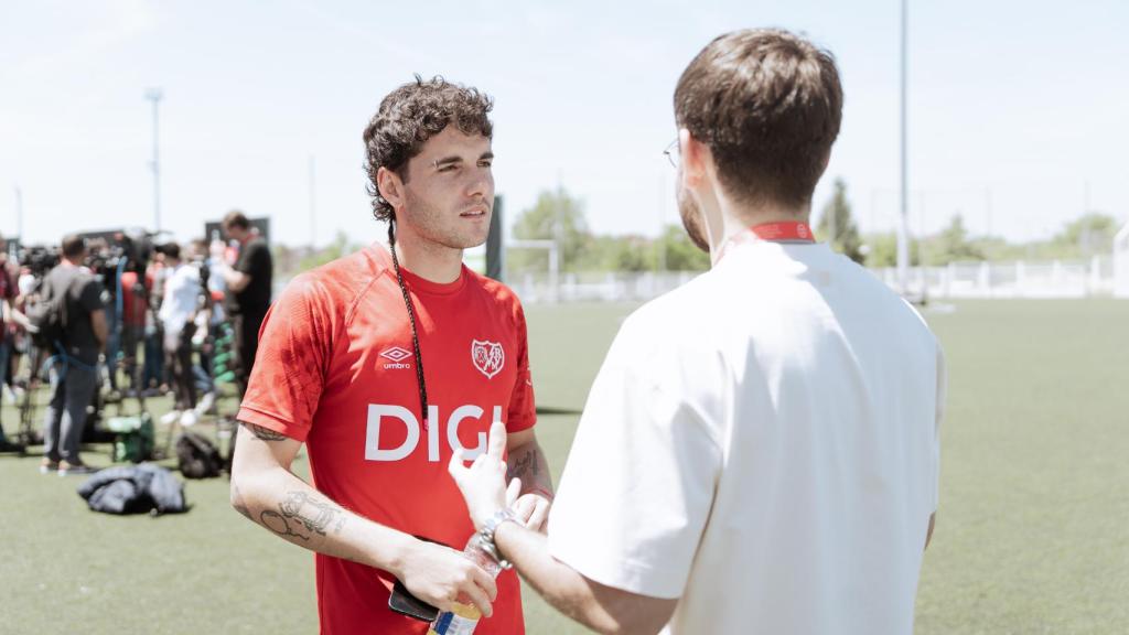 Sergio Camello, hablando con el periodista de EL ESPAÑOL.