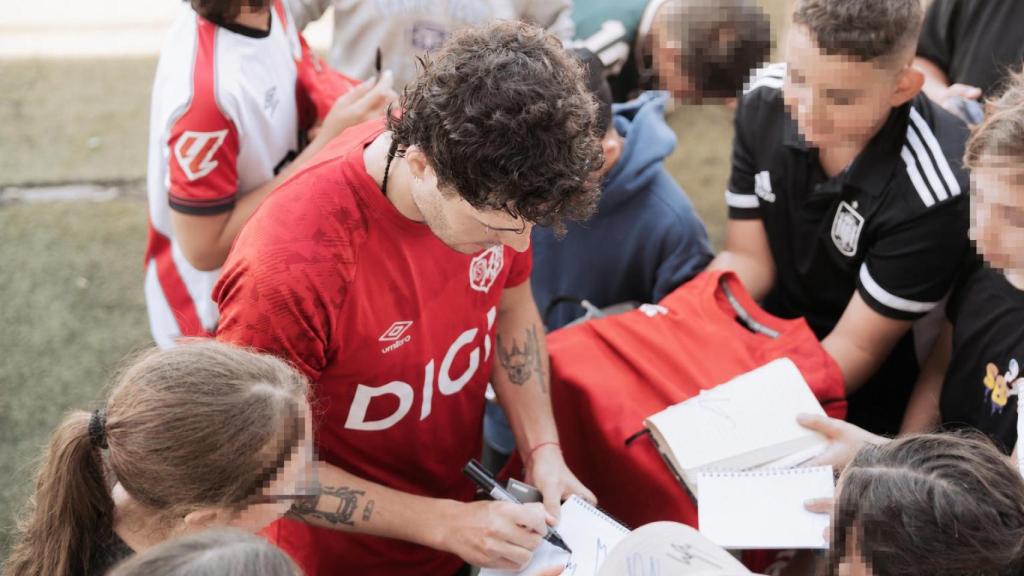 Sergio Camello cuidando a un grupo de niños, captado por EL ESPAÑOL.