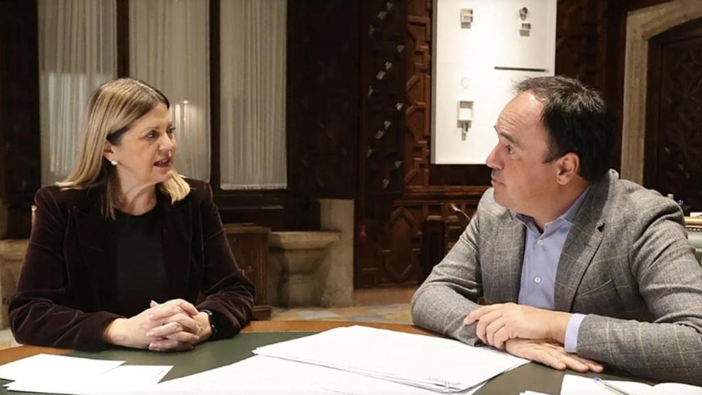 La consellera de Educación, Carmen Ortí, junto al president de la Generalitat, Juanfran Pérez Llorca. EE