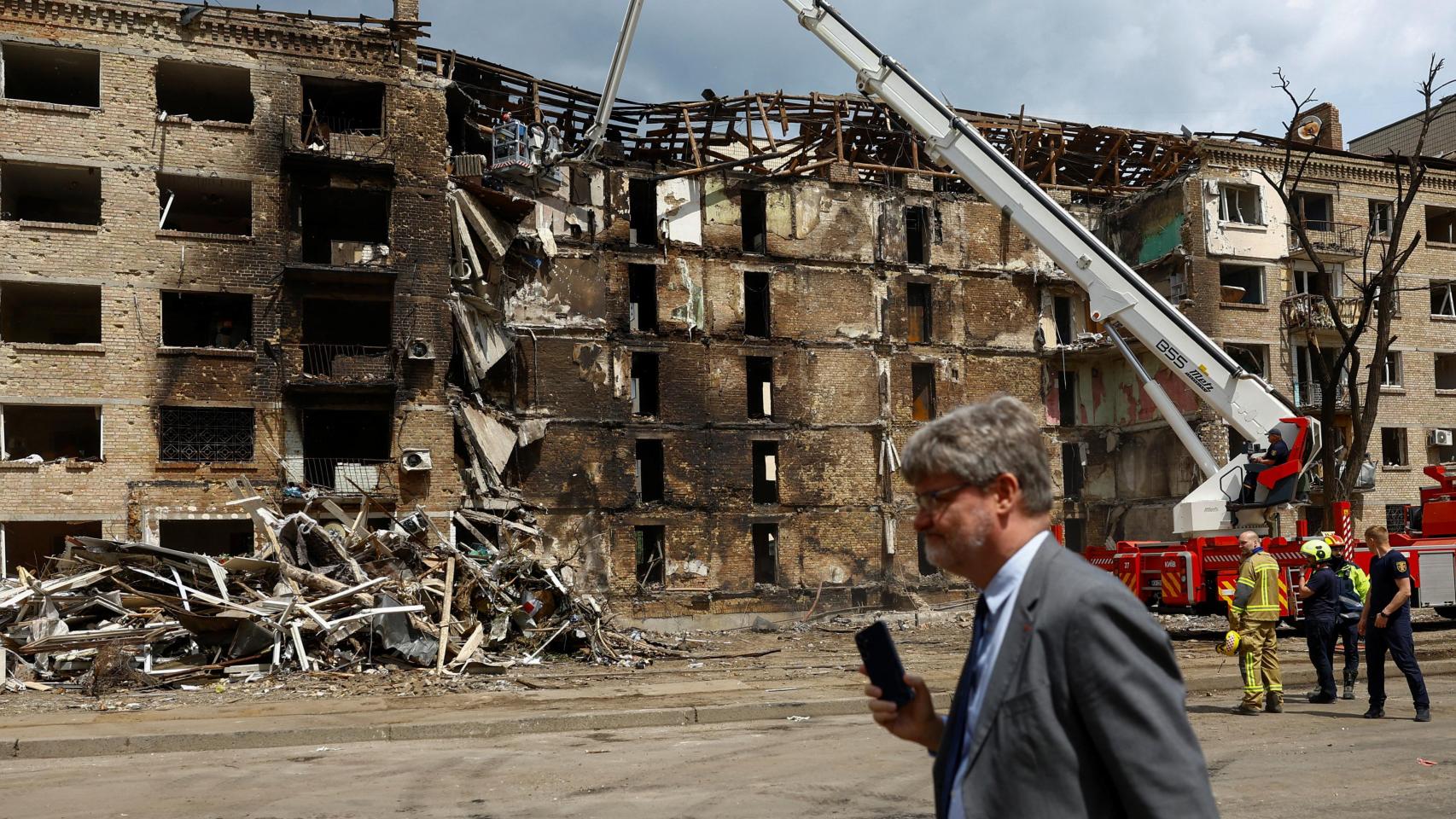 El embajador francés en Ucrania, Gaël Veyssière, visita un edificio de apartamentos alcanzado durante los ataques rusos con misiles Oréshnik sobre Kiev.