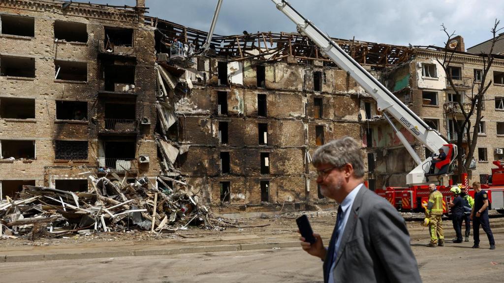 El embajador francés en Ucrania, Gaël Veyssière, visita un edificio de apartamentos alcanzado durante los ataques rusos con misiles Oréshnik sobre Kiev.