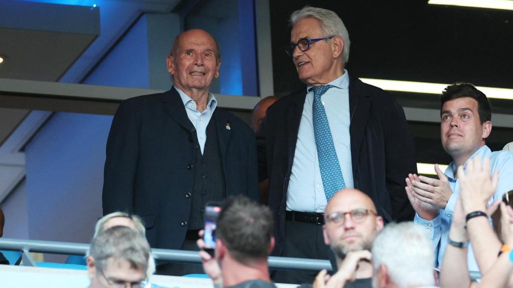 Valentí Guardiiola, a la izquierda, atendiendo al último partido de su hijo, Pep Guardiola, dirigiendo al Manchester City.
