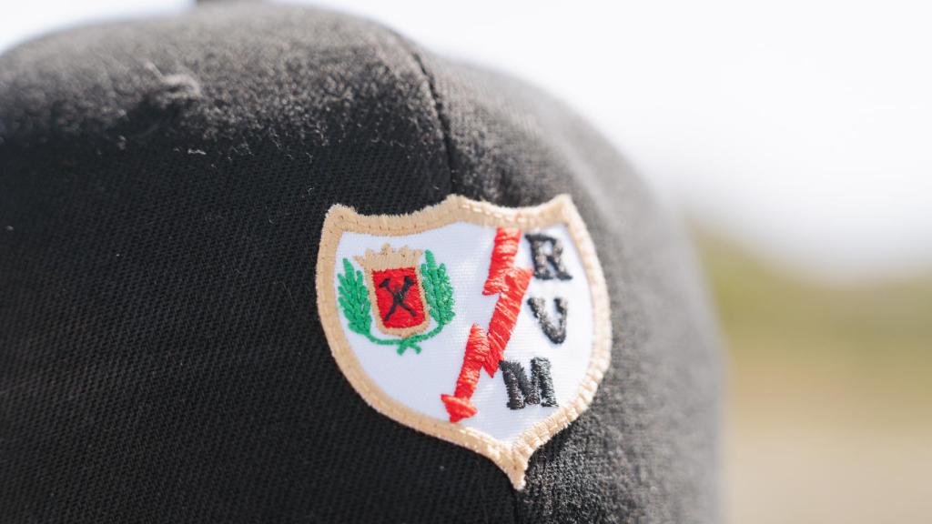 Una gorra del pequeño aficionado del Rayo Vallecano.
