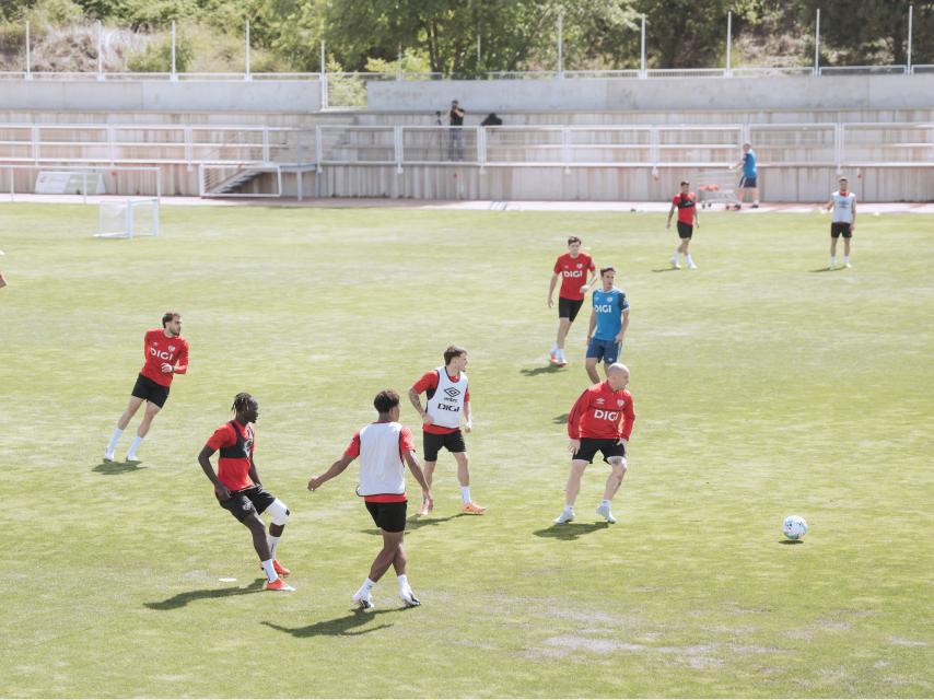 Los futbolistas del Rayo Vallecano, durante el entrenamiento de la jornada abierto a los medios de comunicación.