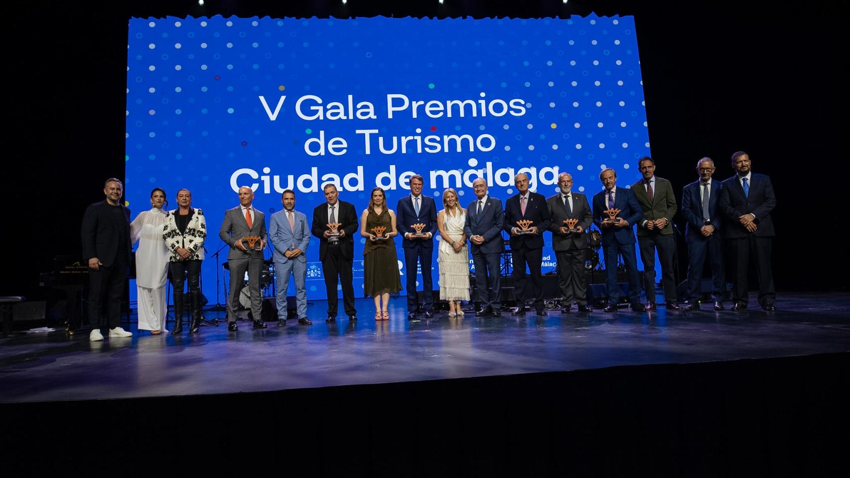 Fotografía de familia de los premiados. 