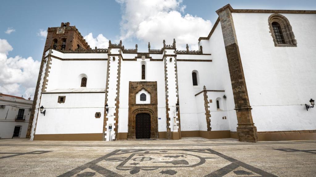 Plaza de España con la Iglesia de Nuestra Señora de la Candelaria en Fuente del Maestre, Badajoz