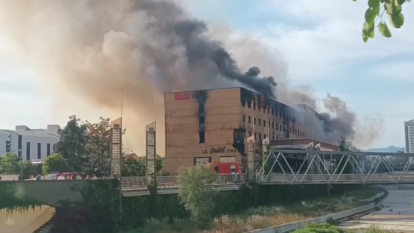 Vídeo del incendio en el hotel IBIS y el Le Grand Café de Málaga.