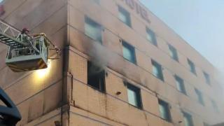 Vídeo de las tareas de extinción del incendio en el Hotel IBIS Centro y el Le Grand Café de Málaga.