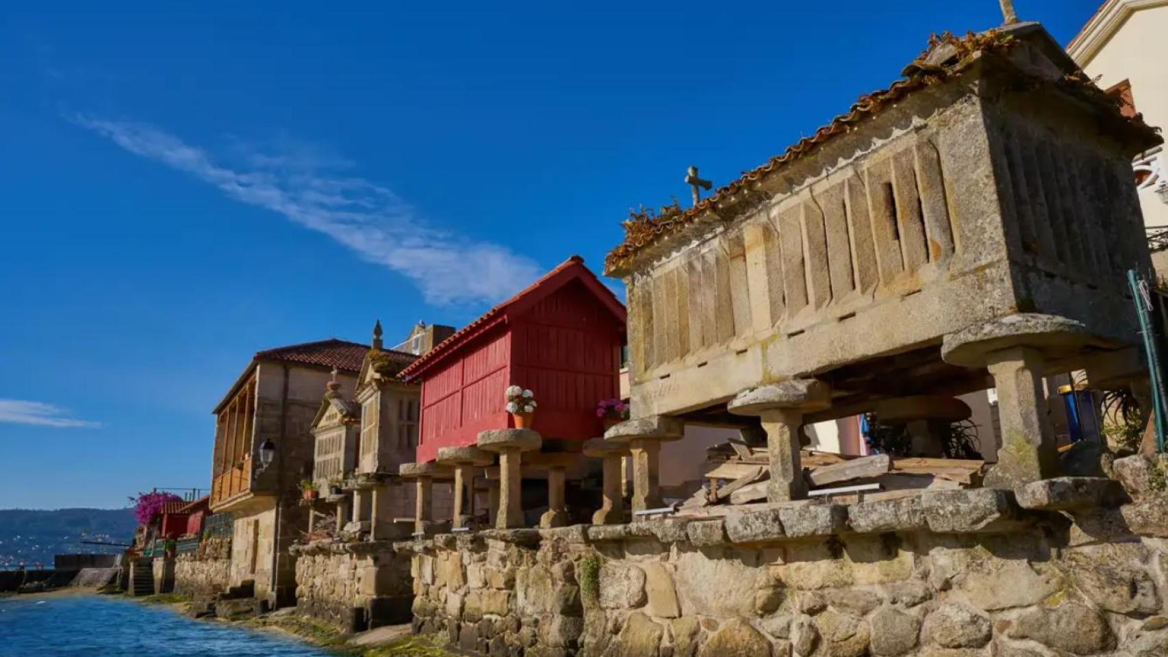 Horreos de Combarro frente a la ría de Pontevedra
