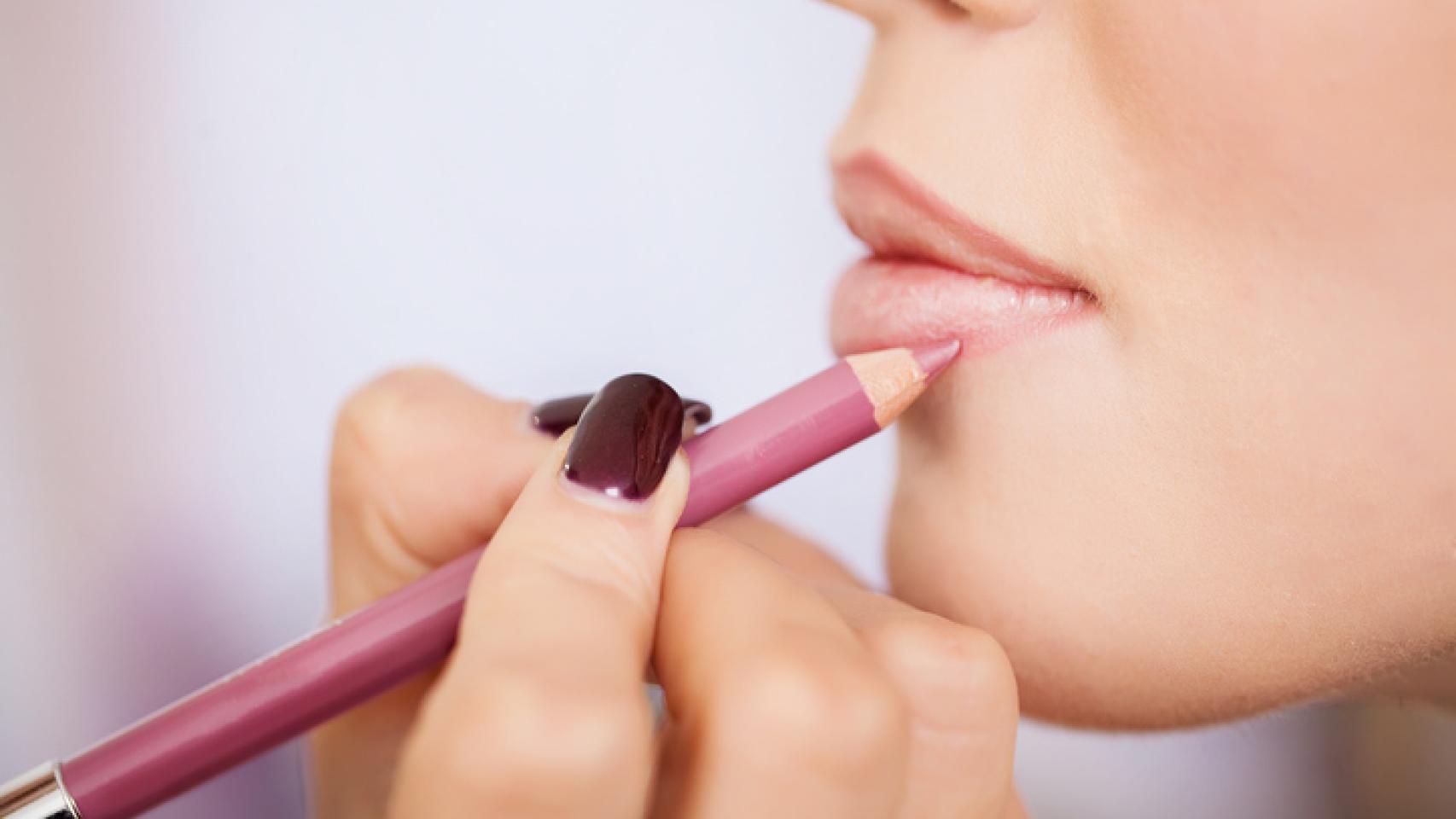 Experta maquillando los labios.