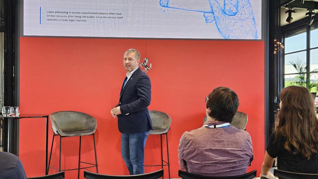 Bogdan Botezatu, dando una conferencia de Bitdefender en Ferrari