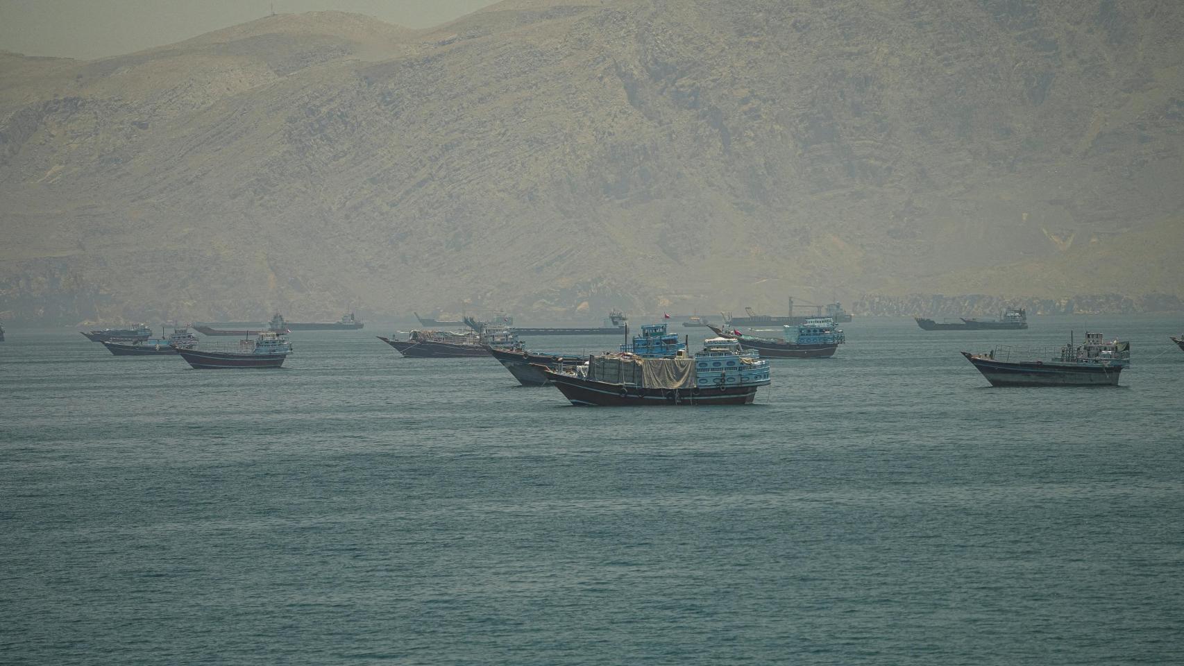 Buques anclados en el estrecho de Ormuz, vistos desde Musandam, Omán, 25 de mayo de 2026.