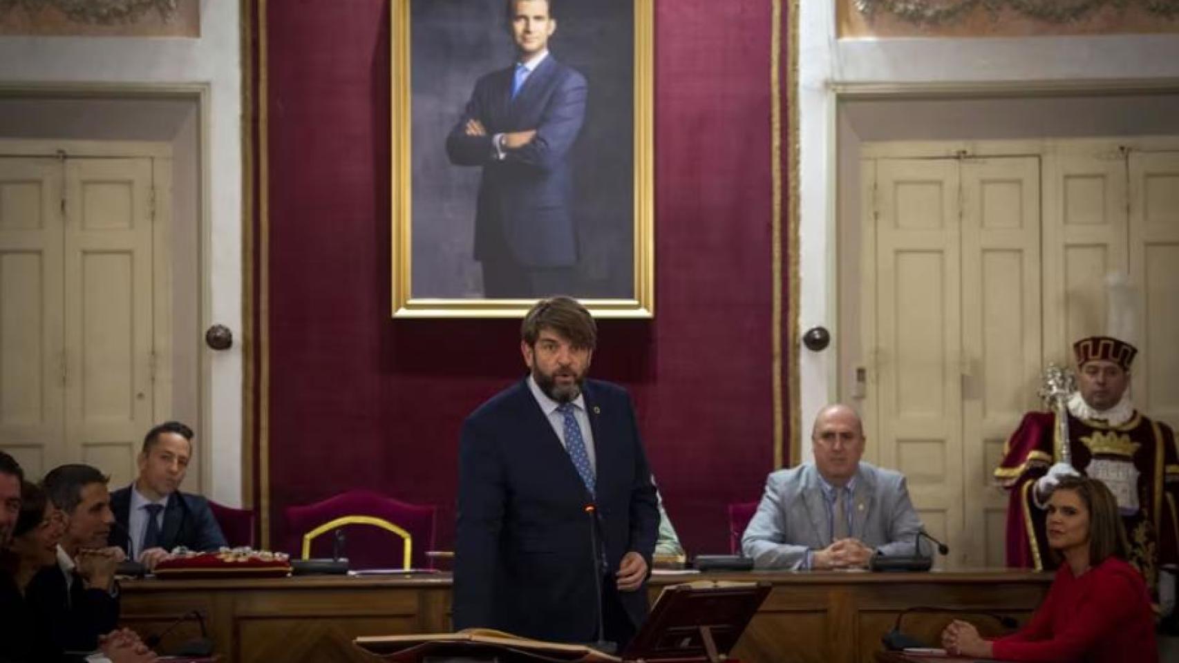  El coordinador de Vox de Alcalá de Henares, Víctor Acosta, durante la sesión de constitución del ayuntamiento, a 17 de junio de 2023, en Alcalá de Henares, Madrid (España)