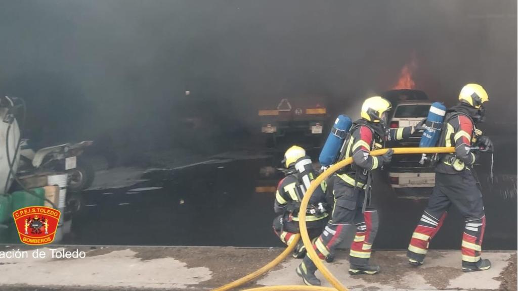 Foto de los bomberos en uno de los almacenes afectados.