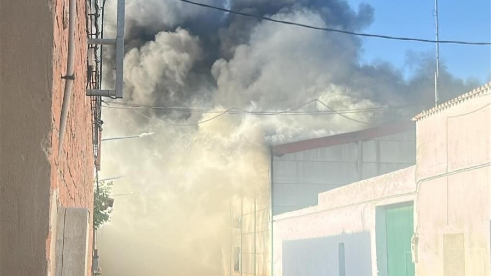 Un devastador incendio arrasa la empresa de la familia Cámara en un pueblo de Toledo: "Tenemos el corazón encogido"
