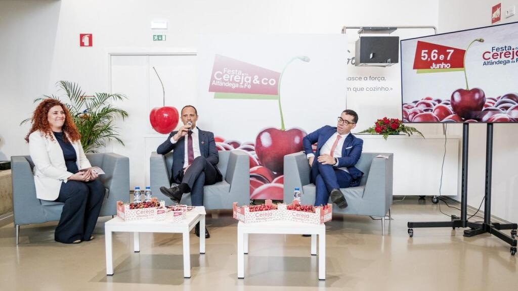 Presentación de la fiesta de la cereza 2026 a cargo del presidente de la Camara Municipal, Eduardo Tavares.
