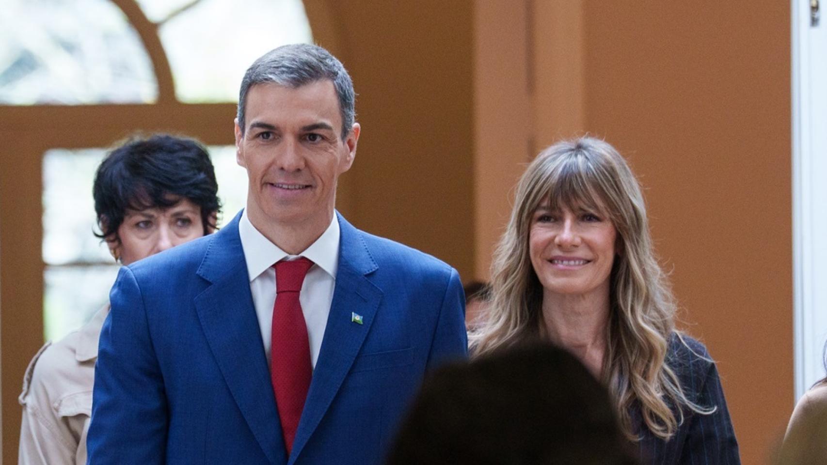 El presidente del Gobierno, Pedro Sánchez (i) y la mujer del presidente del Gobierno, Begoña Gómez (d).
