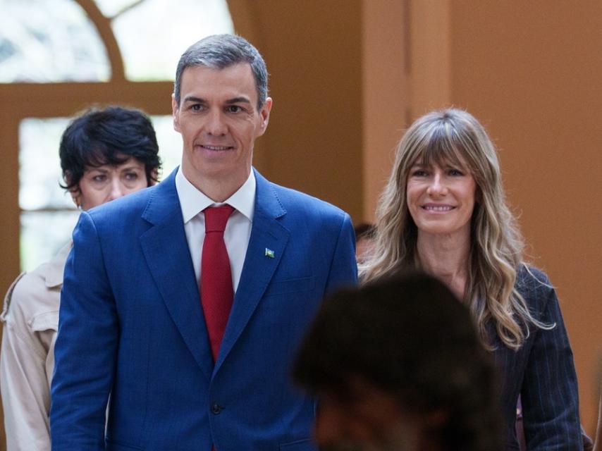 El presidente del Gobierno, Pedro Sánchez (i) y la mujer del presidente del Gobierno, Begoña Gómez (d).
