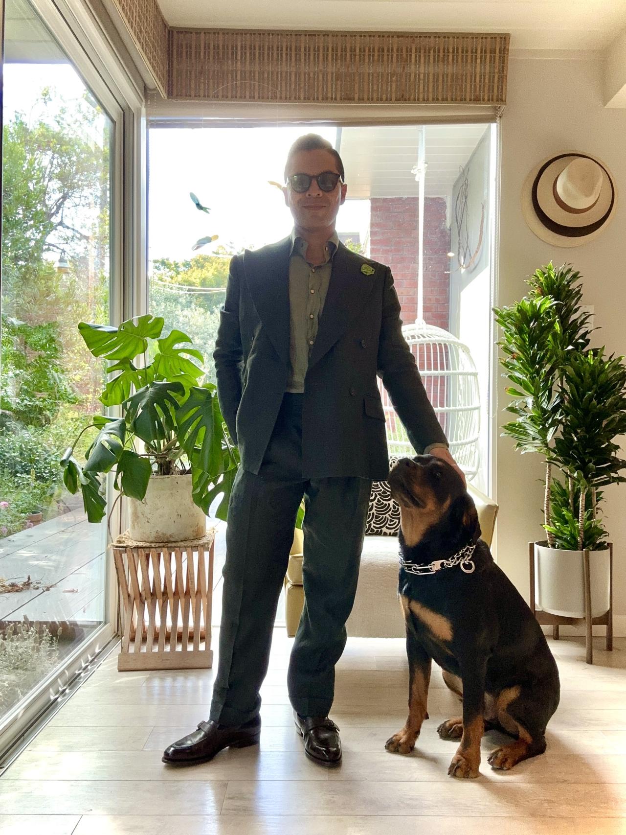 El directivo junto a su perro Mango