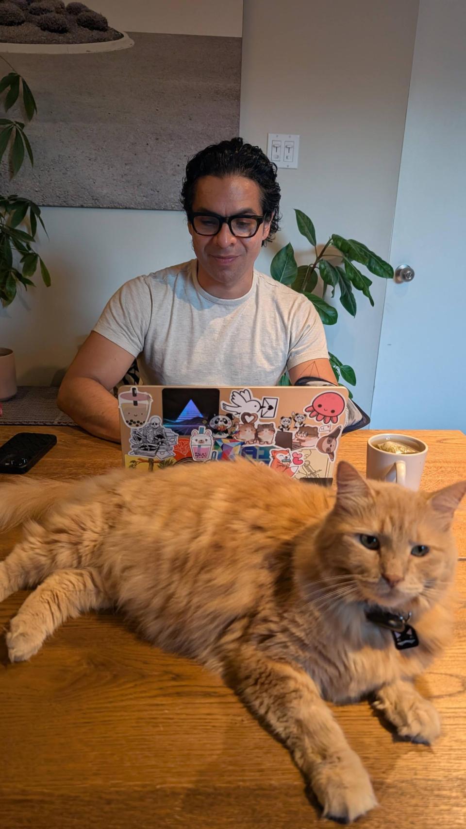El directivo junto a su gato León.