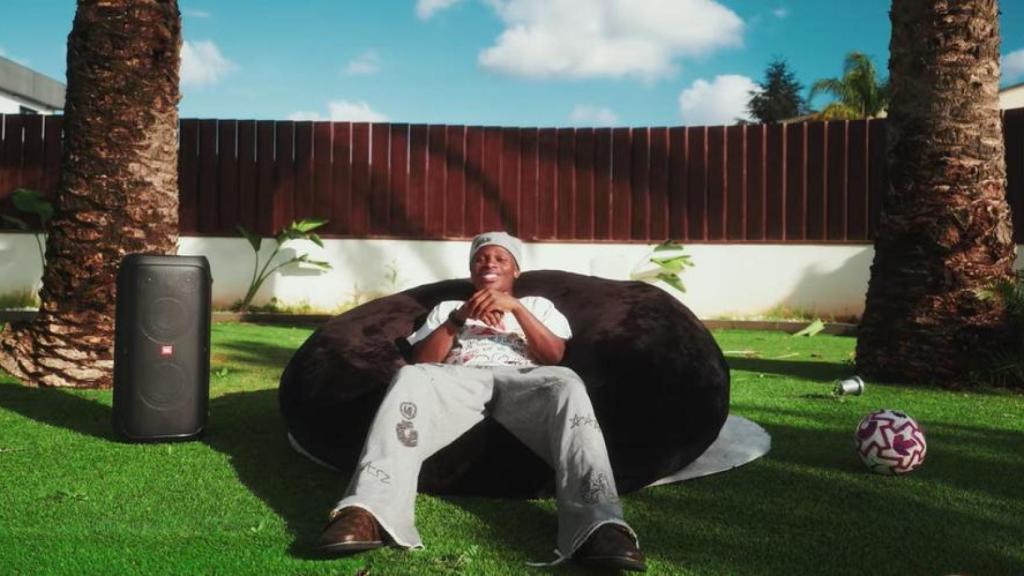 Largie Ramazani, delantero del Valencia FC, en uno de los vídeos que sube a su cuenta de YouTube.