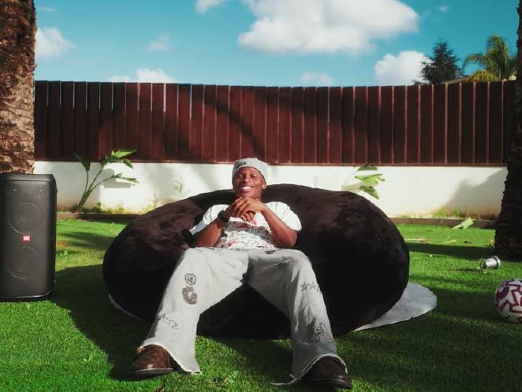 Largie Ramazani, delantero del Valencia FC, en uno de los vídeos que sube a su cuenta de YouTube.