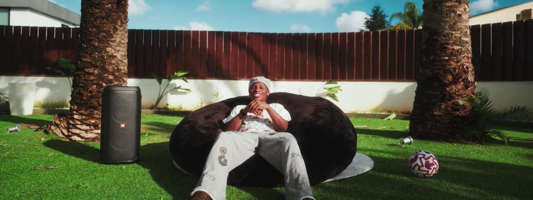 Largie Ramazani, delantero del Valencia FC, en uno de los vídeos que sube a su cuenta de YouTube.