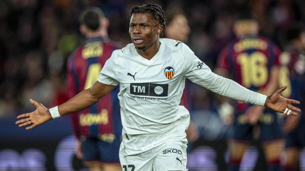 El delantero del Valencia CF, Largie Ramazani, tras un partido con el Levante UD.