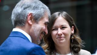 El secretario de Estado para la UE, Fernando Sampedro, que forma parte de los 'amigos de la cohesión', conversa con su homóloga austriaca, Claudia Bauer, del club de los frugales