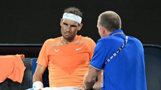 Rafa Nadal es atendido por el médico durante un partido.
