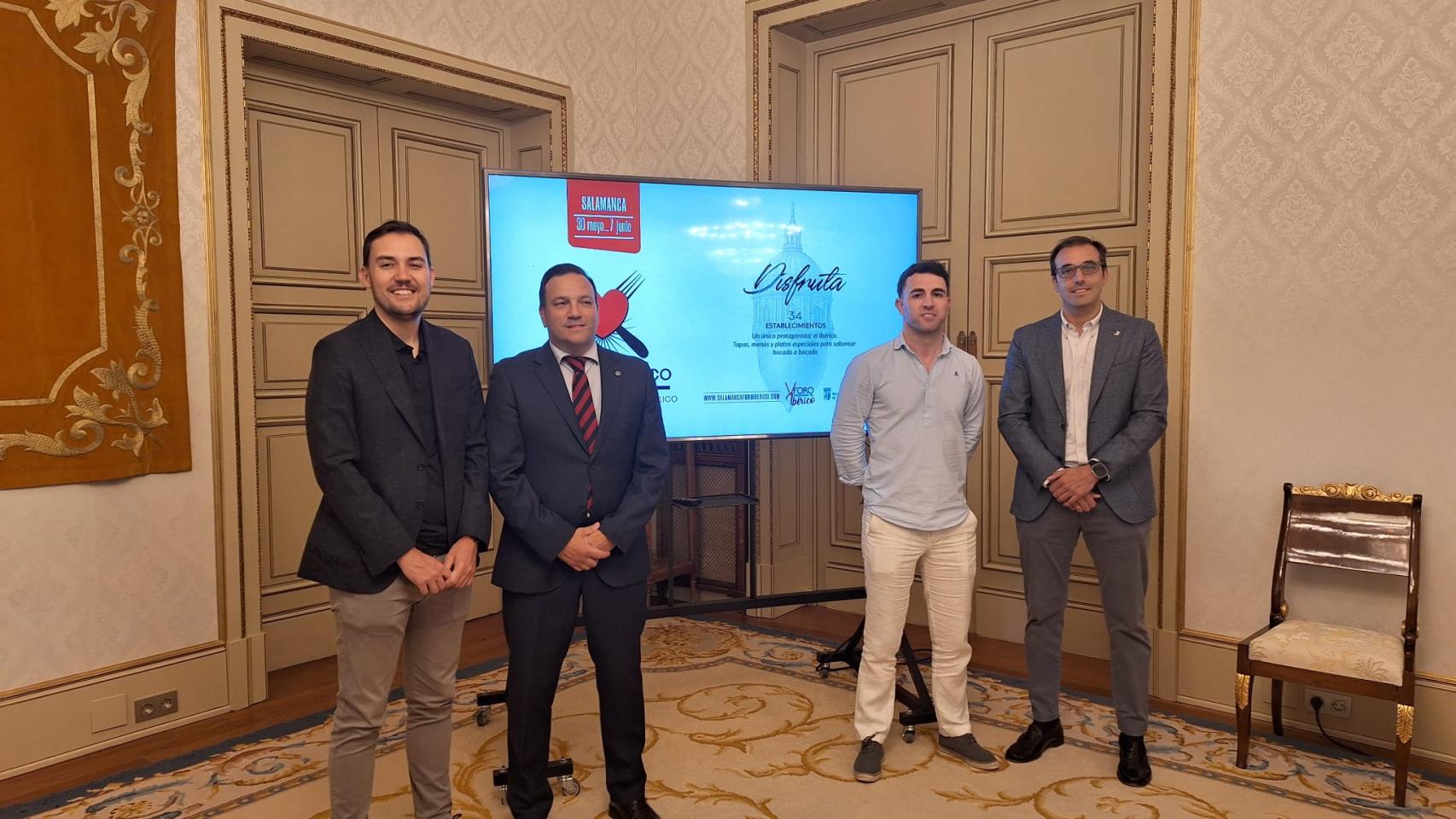 El concejal de Turismo, Ángel Fernández, el presidente de la Cámara del Comercio, Alberto Díaz, y Víctor Rodríguez de Viró Gastrobar de Guijuelo. 