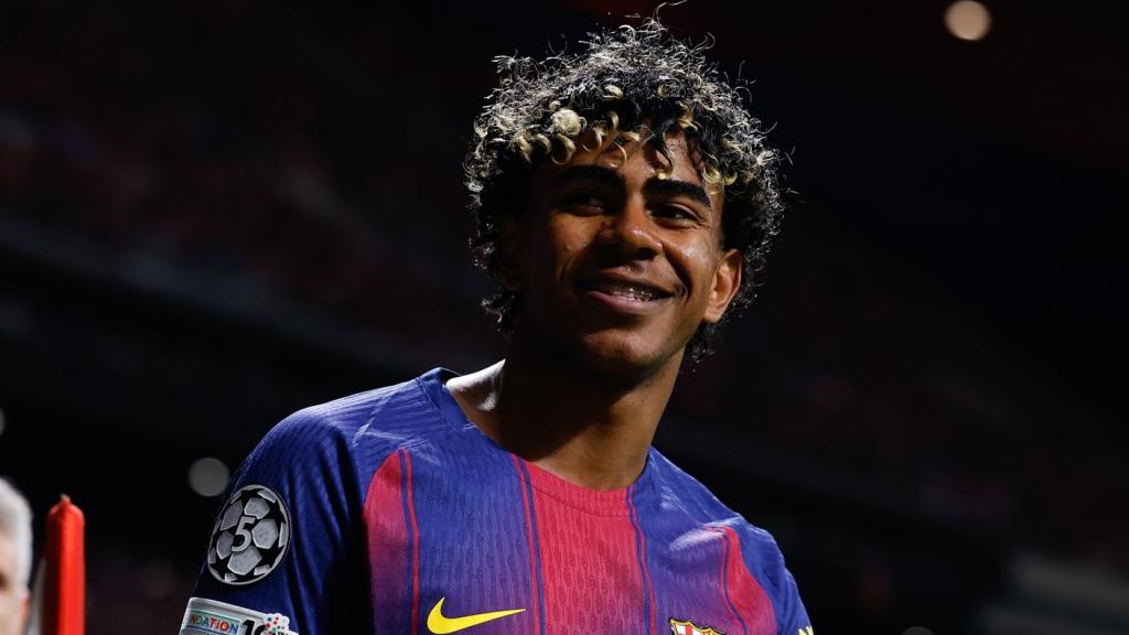 Lamine Yamal durante un partido de Champions. 