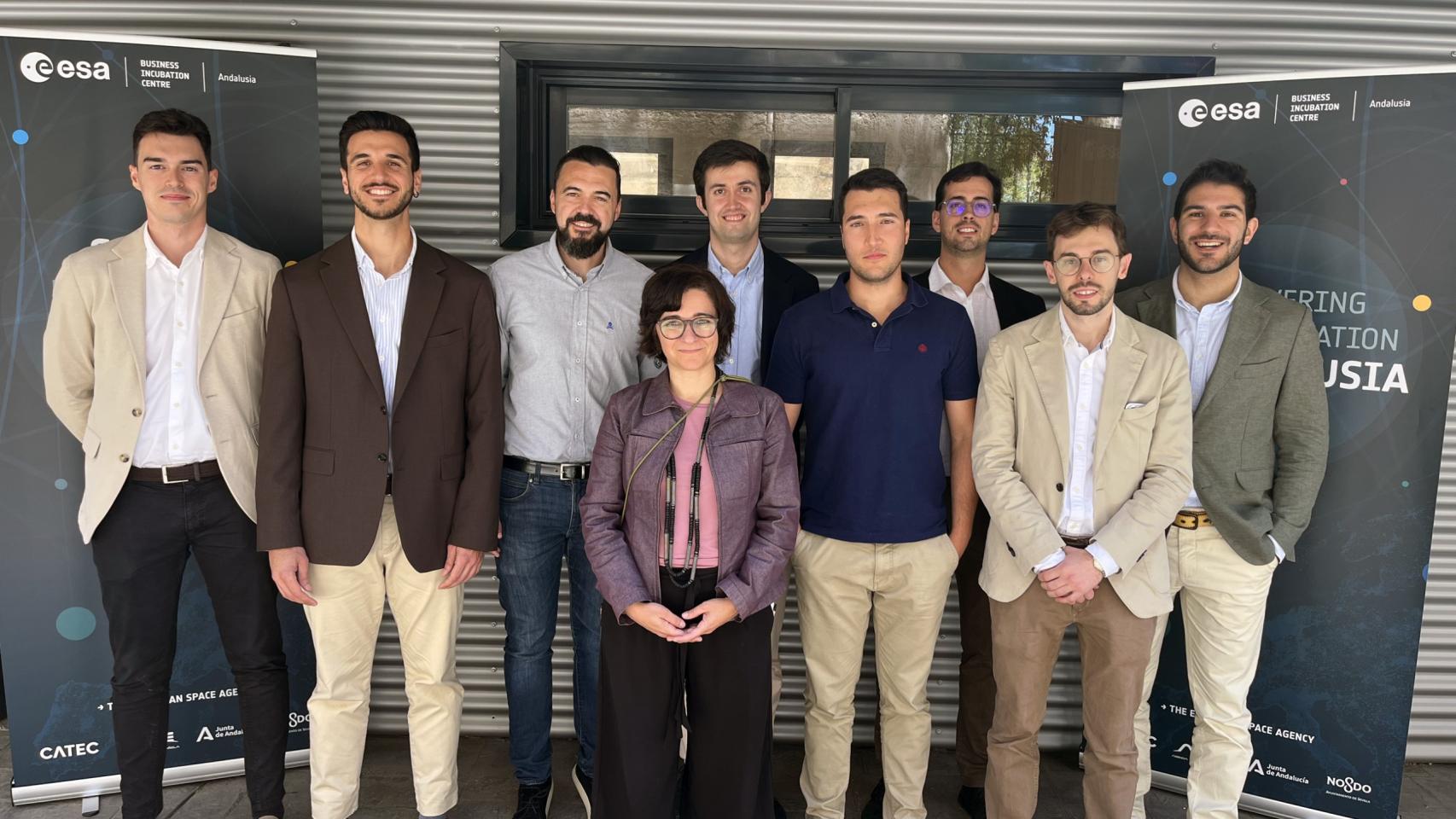 Gracia Catalina Piñero (centro), manager de ESA BIC Andalucía, junto a responsables de las seis empresas incubadas, entre ellas OLMA Space.