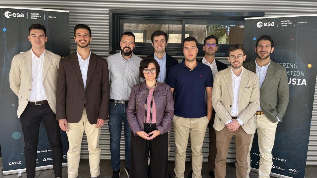 Gracia Catalina Piñero (centro), manager de ESA BIC Andalucía, junto a responsables de las seis empresas incubadas, entre ellas OLMA Space.
