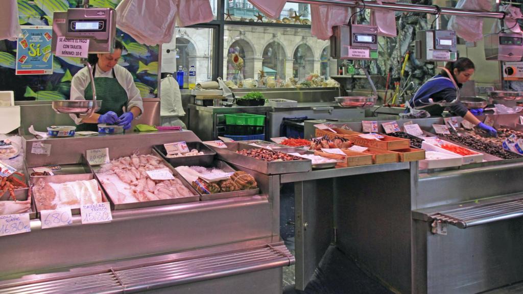 Puesto de pescadería en el mercado de Bilbao.