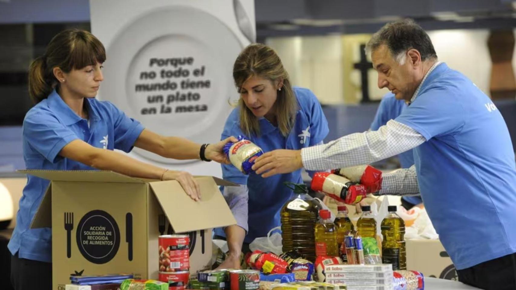 Voluntarios cooperando en un banco de alimentos- EP