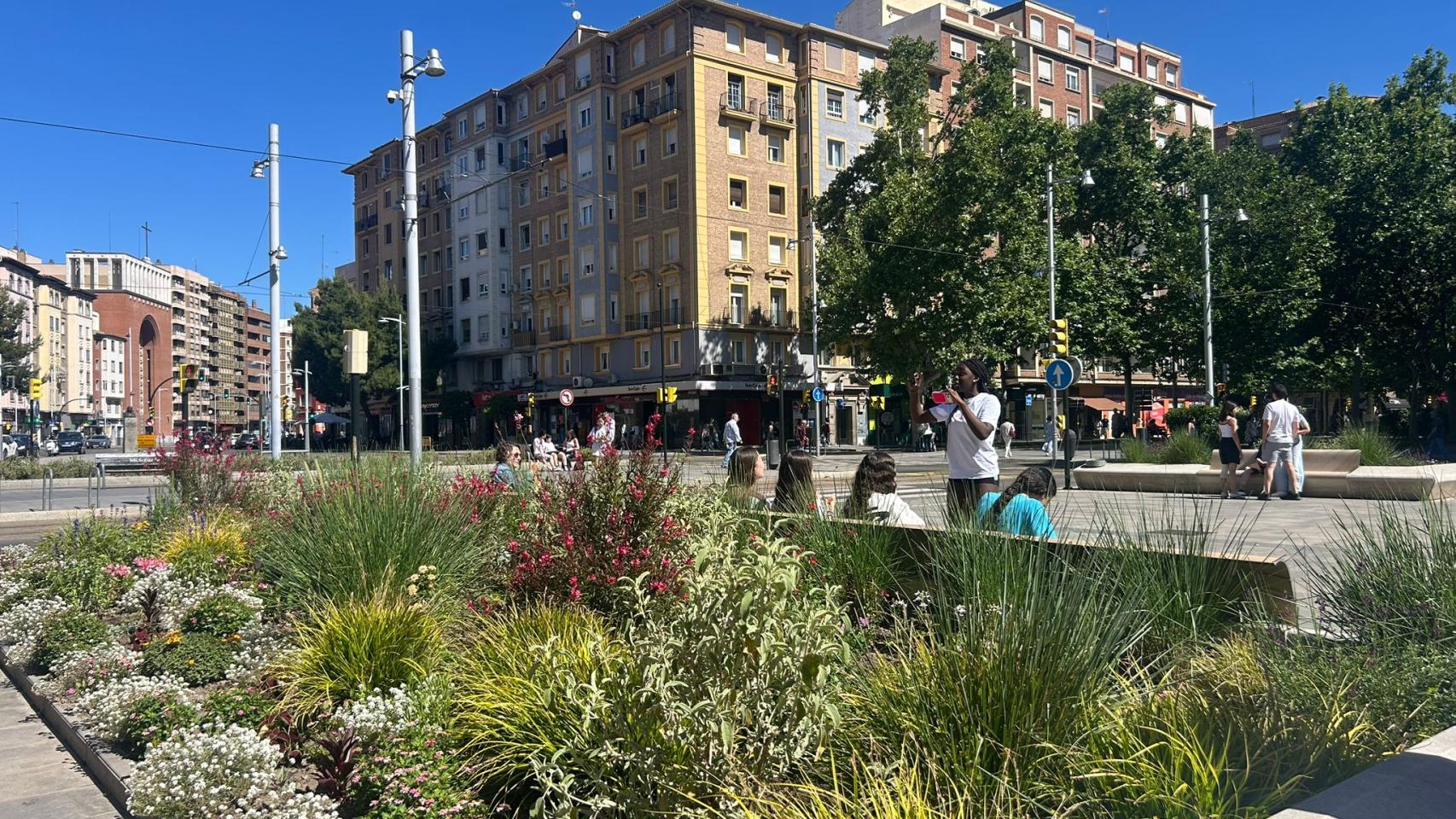 Un parterre con flores en la estación de Goya.