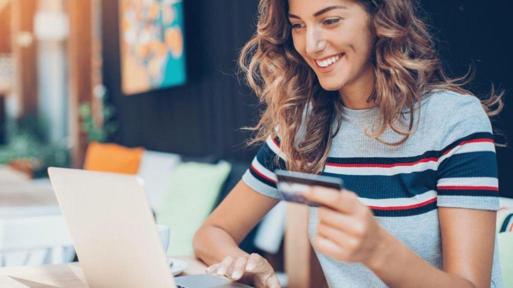Mujer realizando una compra online.