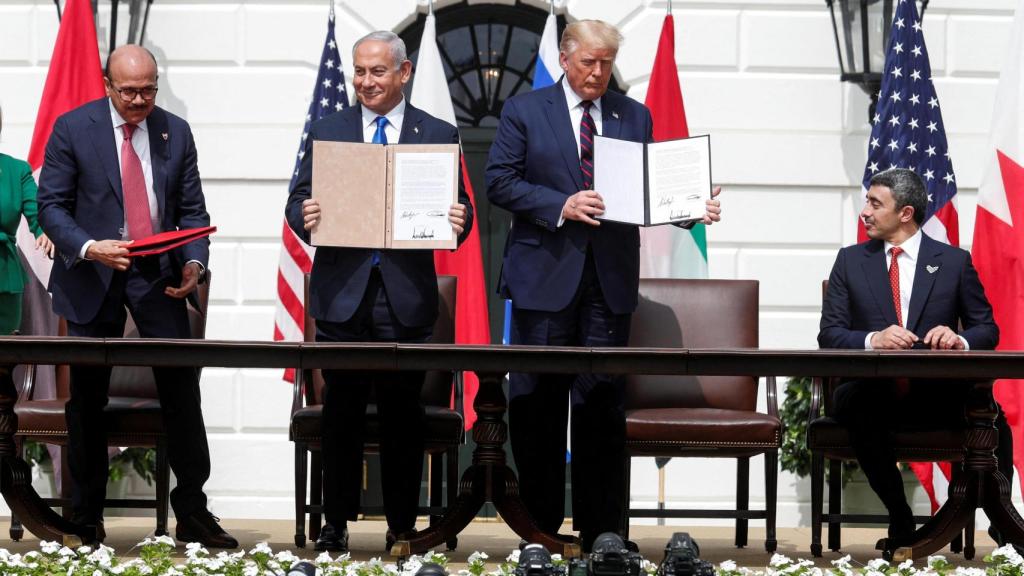 Donald Trump y Benjamín Netanyahu exhiben los documentos firmados en 2020 con los ministros de Exteriores de Baréin y EAU.
