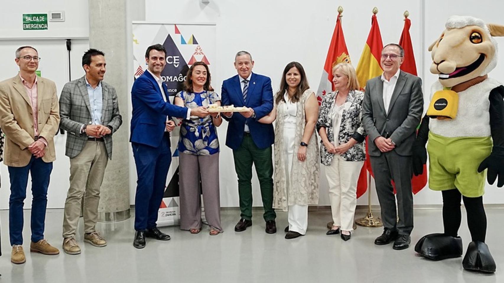 El presidente de la Diputación de Zamora, Javier Faúndez; la consejera en funciones de Agricultura, Ganadería y Desarrollo Rural, María González Corral, y la presidenta de la Escuela Internacional de Industrias Lácteas (EILZA), Sara Fregeneda López, presentan Fromago Cheese Experience 2026.