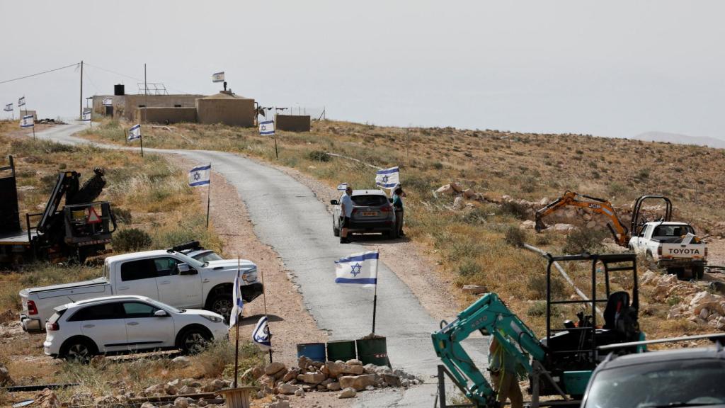 Colonos israelíes ocupan posiciones alrededor del pueblo de Um Al-Khair, en Masafer Yatta.