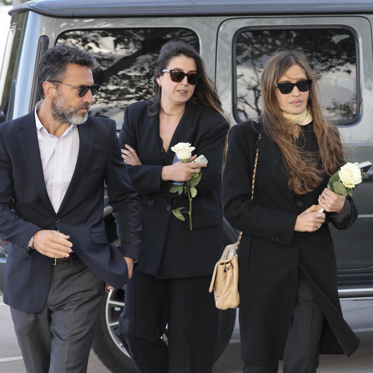 La periodista junto a su hermana y su pareja en la despedida de su madre.