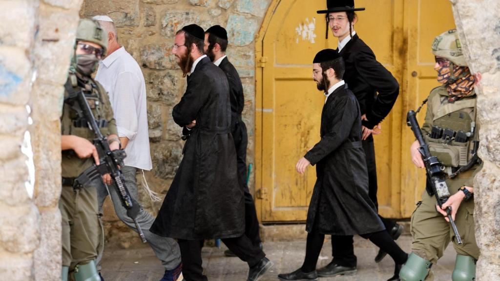 Soldados israelíes escoltan a colonos en Hebrón.