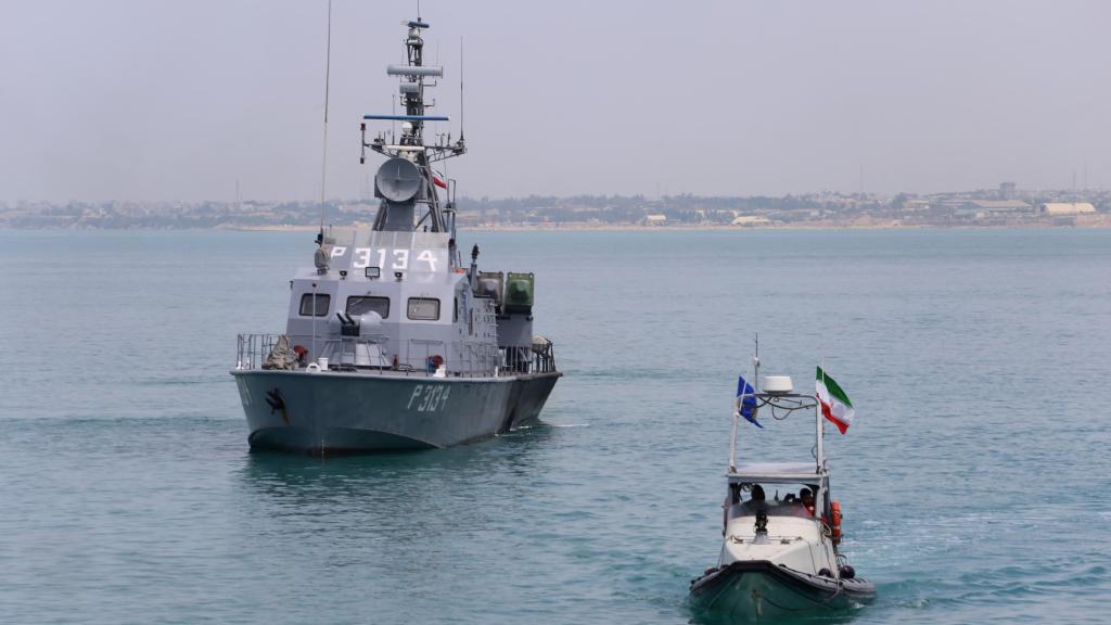 El buque iraní Shahid Tavassoli y una lancha rápida patrullan las aguas del Golfo en Bushehr, Irán.