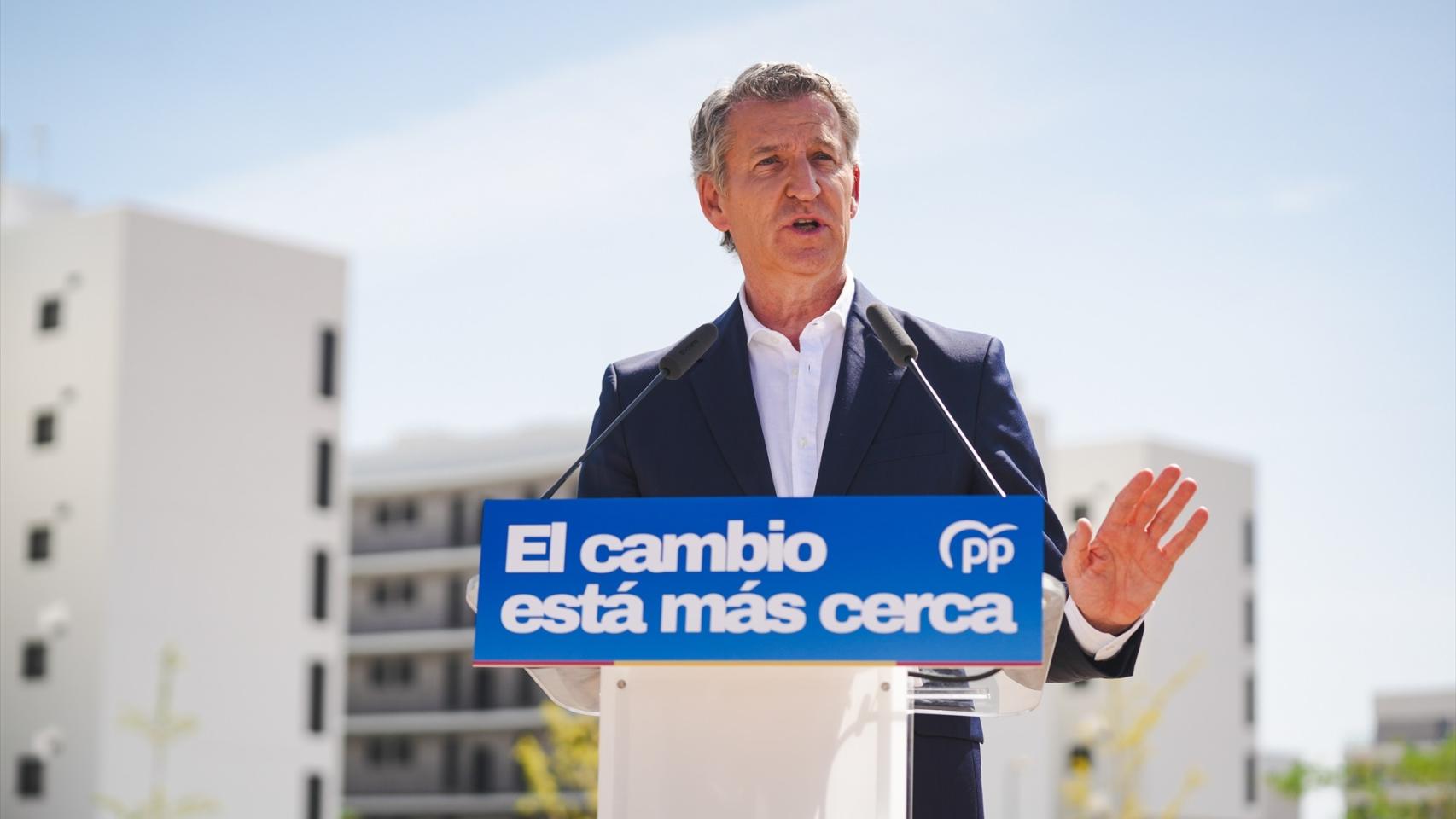 Alberto Núñez Feijóo, en rueda de prensa posterior a su visita a una promoción de viviendas en Sevilla