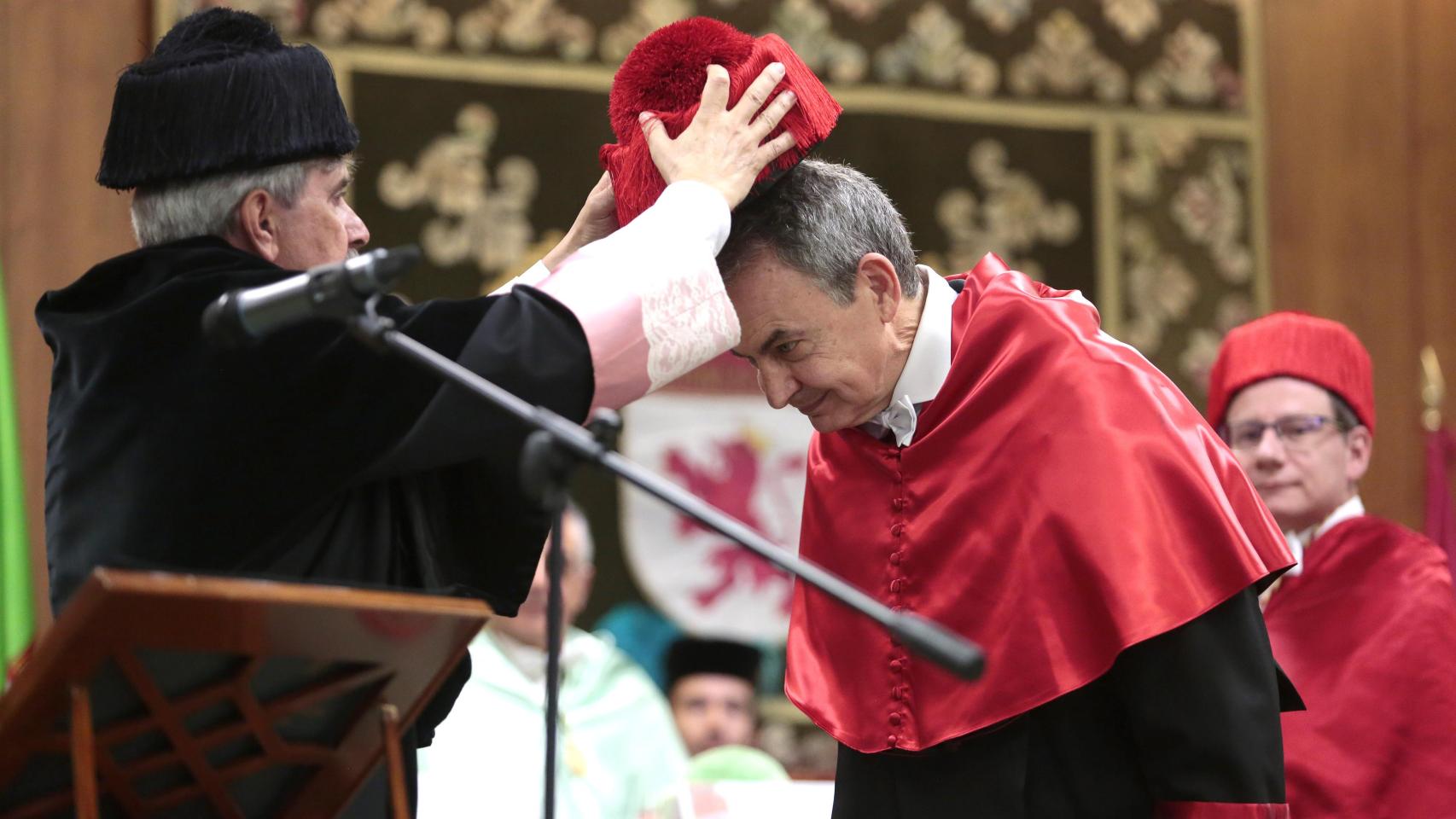 Momento en 2023 cuando José Luis Rodríguez Zapatero recibió el título de Doctor Honoris Causa 