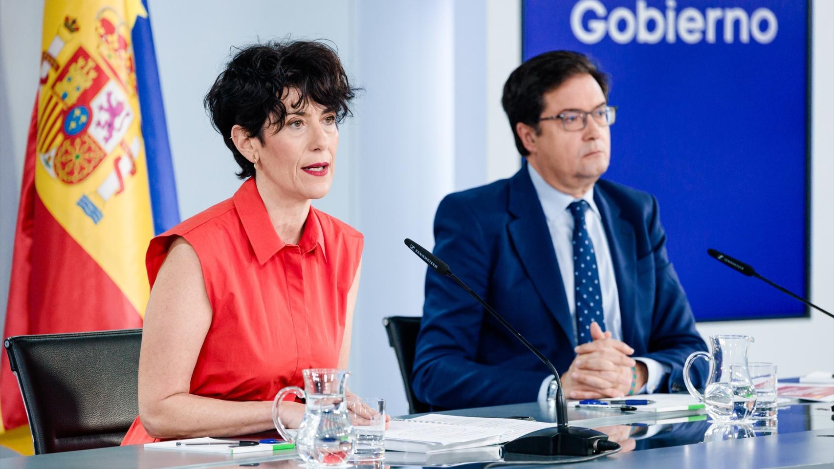 La portavoz del Gobierno, Elma Saiz, y el ministro para la Transformación Digital, Óscar López, este martes.