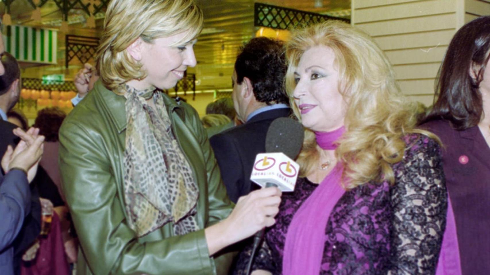 La periodista Marina Bernal en plena entrevista con Roc&iacute;o Jurado.